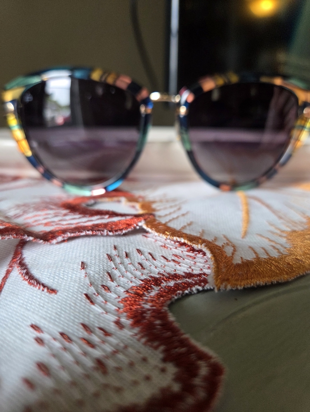 EUC Privรฉ Revaux Multicolor Monet Cat-Eye Polararized Black Sunglasses Excellent - Picture 3 of 12